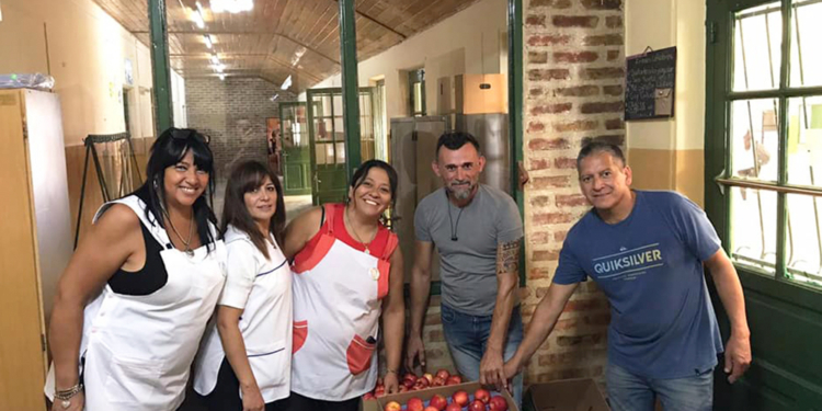 A pesar del cierre de escuelas, los productores del Alto Valle siguen llevando fruta y verduras a la casa de los chicos