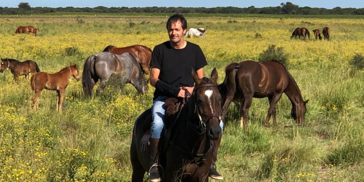 Santiago Ballester cría caballos de polo en San Luis: Como todo el sector ecuestre se ilusiona con un regreso a las pistas y las canchas a partir de septiembre