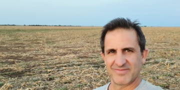 Desde la cabina de su camioneta, el productor Federico Cola anhela que haya más empresas que le agreguen valor al maíz que se produce en Córdoba