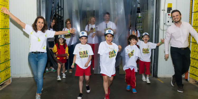 “Fruteá tu escuela”: Un concurso intenta entusiasmar a los más chicos para que reviertan el desatino de no comer más fruta