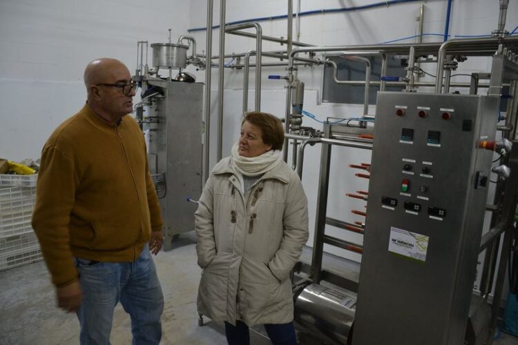 Puro esfuerzo: En Pergamino, la pyme láctea Don Eugenio logró comenzar a vender leche en sachet “a un precio justo”