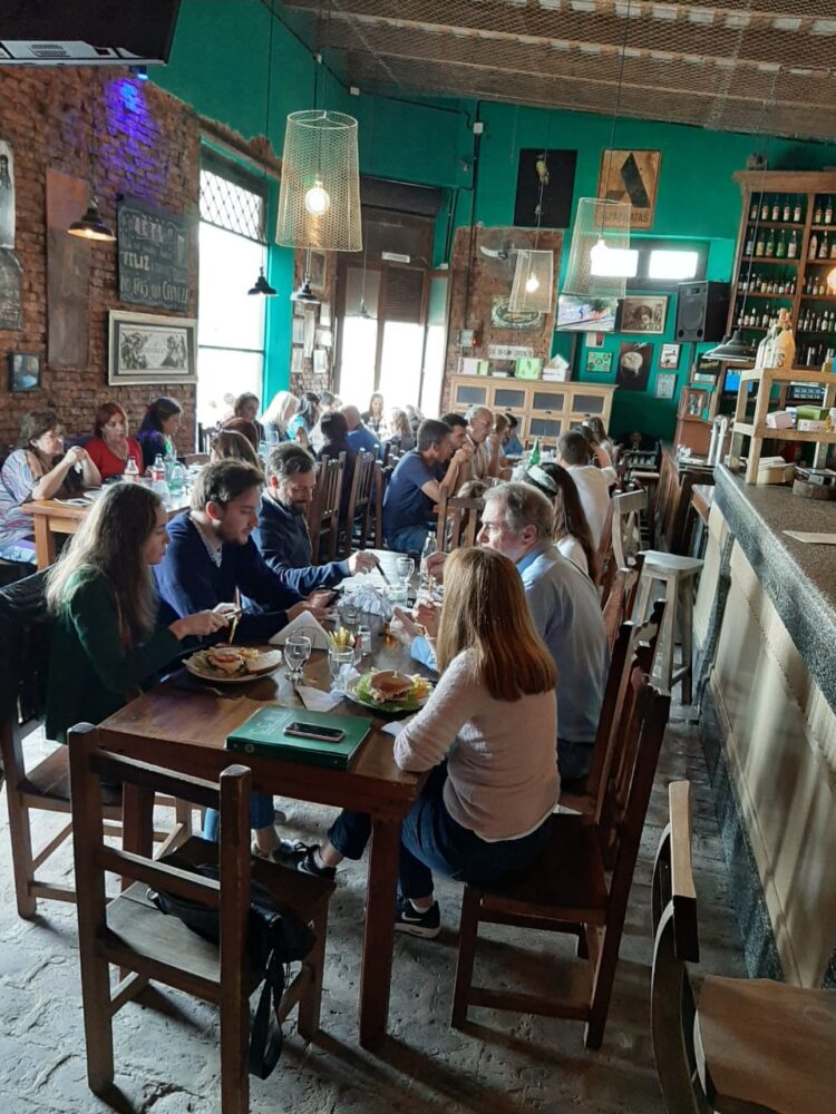 El gesto de Ñata Peloso y los sueños de Elizabeth y Marcelo por mantener abierto el viejo almacén de pueblo de Suipacha