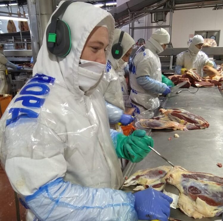 La escuelita de oficios de Hughes: Un frigorífico santafesino brinda capacitaciones para los jóvenes de la zona