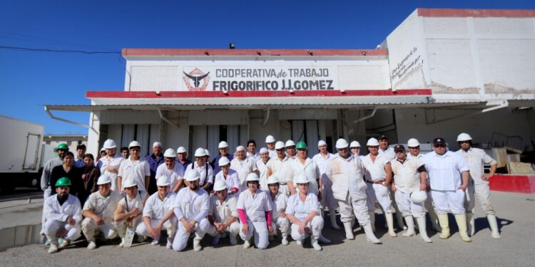 Llegaron a ser 400, luego resistieron 15 y ahora llegan a 80: El renacer de un frigorífico cooperativo en la Patagonia