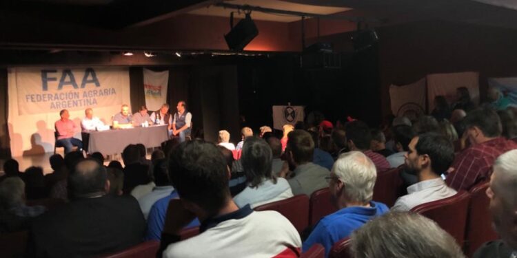 Un año después, el sector disidente de la Federación Agraria sigue sin encontrar su lugar en la entidad, que pospuso elecciones