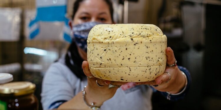 Misiones apuesta a procesar la leche en la provincia y apuntala la producción local de quesos