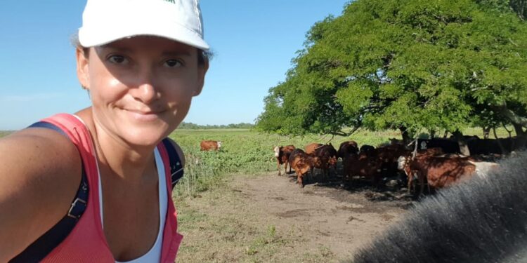 Analía Esperón es cuarta generación de ganaderos en las islas: “Acá se puede lograr una producción sustentable y amigable con el ambiente”