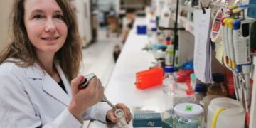 En Chile, una investigadora realiza edición genética de frutas para que puedan adaptarse a la alarmante sequía