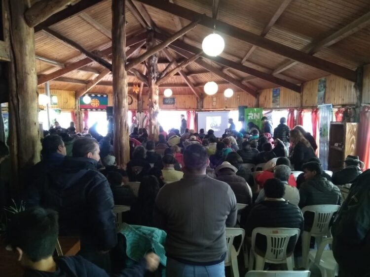 Hay otros mapuches que viven pacíficamente en las tierras de Villa Mascardi y que denuncian amenazas y quemas de los violentos
