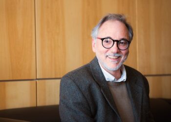 Luis Wall dice que en el suelo habita una gran sociedad en miniatura: Allí el monocultivo hace el mismo daño que la comida chatarra