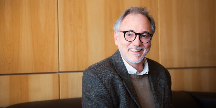 Luis Wall dice que en el suelo habita una gran sociedad en miniatura: Allí el monocultivo hace el mismo daño que la comida chatarra