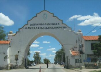 San Luis no da el brazo a torcer: Productores mendocinos fueron recibidos por las fuerzas antidisturbios cuando quisieron ingresar a la provincia