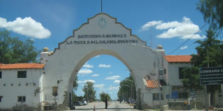 San Luis no da el brazo a torcer: Productores mendocinos fueron recibidos por las fuerzas antidisturbios cuando quisieron ingresar a la provincia