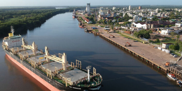 Los entrerrianos andan orgullosos de sus reactivados puertos: Ya superaron el millón de toneladas cargadas
