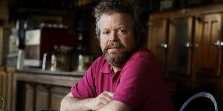 “Me interesa lo pequeño, lo invisible, lo perdido”, dice Leandro Vesco, cronista de pueblos y caminos bonaerenses