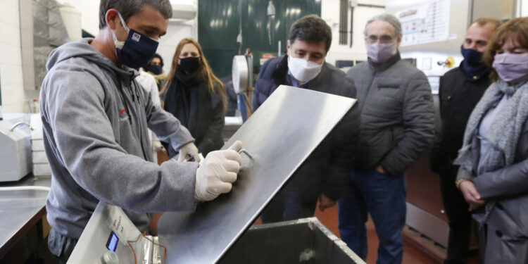 ¿Leche más barata? En el Gobierno se entusiasman con un sistema que podría bajar 40% el precio del alimento en ventas de cercanía