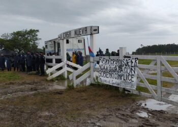 Delante de una pequeña multitud, Etchevehere anunció que acampará frente a su estancia hasta que llegue el desalojo de los militantes de Grabois