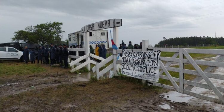 Delante de una pequeña multitud, Etchevehere anunció que acampará frente a su estancia hasta que llegue el desalojo de los militantes de Grabois