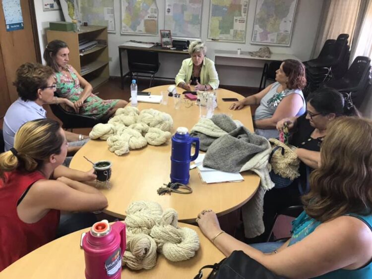 Mujeres que tejen en red: Verónica Torassa coordina un grupo de hiladoras que encontraron un oficio en el telar