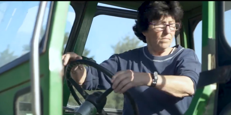 Dura como roble, Julia Balzarotti se las arregla sola y sostiene a su familia: “El campo es todo para mi, es vivir feliz con lo que hago y con lo que tengo”