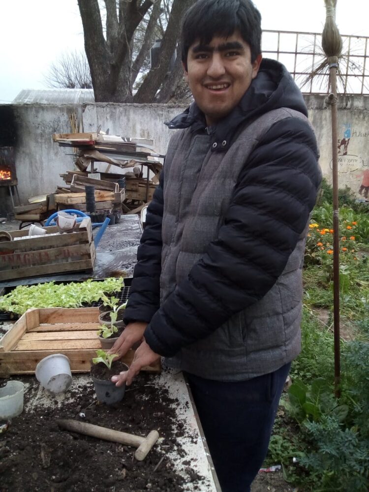 El correntino Daniel Aguilera difunde entre los chicos del conurbano la magia de la hidroponia, que permite obtener alimentos en poco espacio