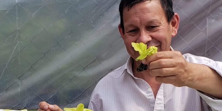 El correntino Daniel Aguilera difunde entre los chicos del conurbano la magia de la hidroponia, que permite obtener alimentos en poco espacio