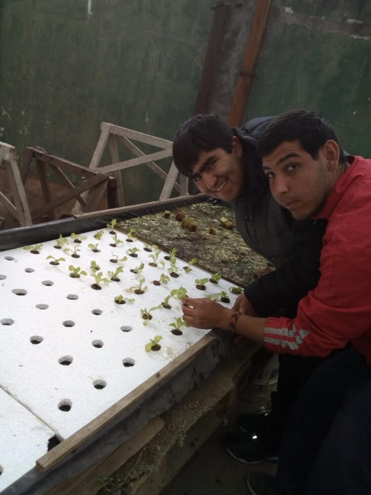 El correntino Daniel Aguilera difunde entre los chicos del conurbano la magia de la hidroponia, que permite obtener alimentos en poco espacio