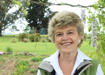 Mujeres que tejen en red: Verónica Torassa coordina un grupo de hiladoras que encontraron un oficio en el telar