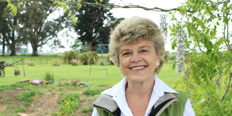 Mujeres que tejen en red: Verónica Torassa coordina un grupo de hiladoras que encontraron un oficio en el telar