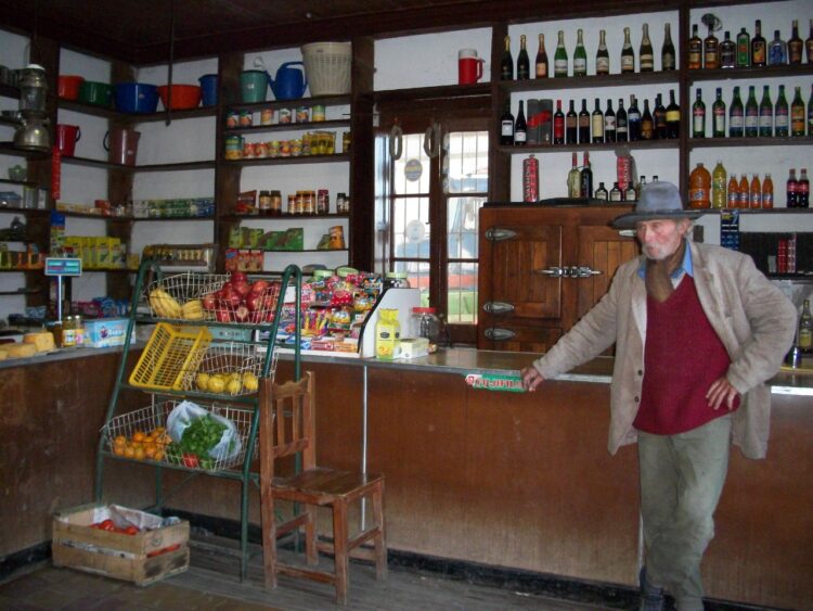 “Haber incorporado el turismo a nuestra vidas nos cambió para mejor”, dice Olga desde el centenario Almacén Francou