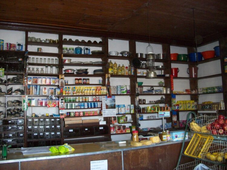 “Haber incorporado el turismo a nuestra vidas nos cambió para mejor”, dice Olga desde el centenario Almacén Francou