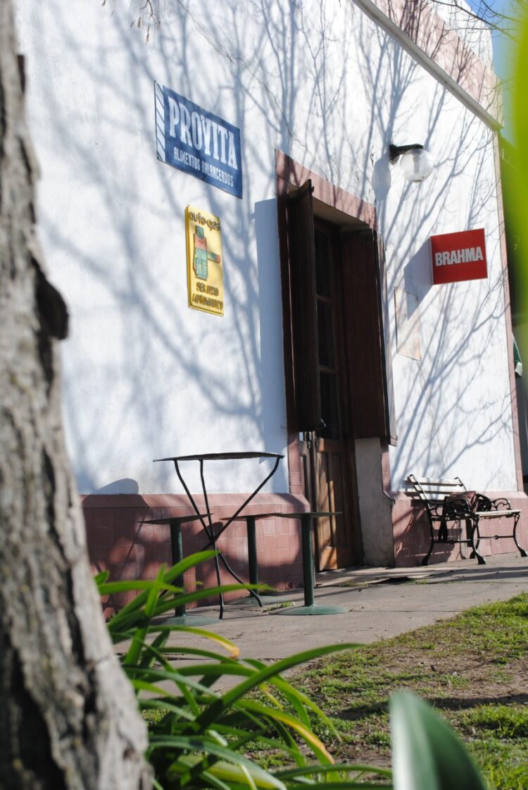 “Haber incorporado el turismo a nuestra vidas nos cambió para mejor”, dice Olga desde el centenario Almacén Francou