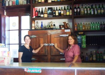 “Haber incorporado el turismo a nuestra vidas nos cambió para mejor”, dice Olga desde el centenario Almacén Francou