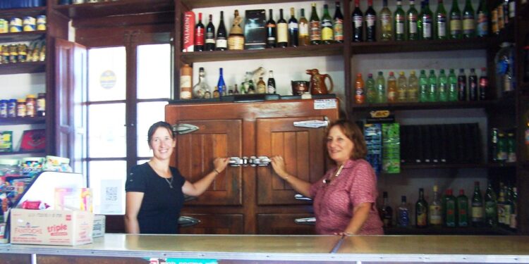 “Haber incorporado el turismo a nuestra vidas nos cambió para mejor”, dice Olga desde el centenario Almacén Francou