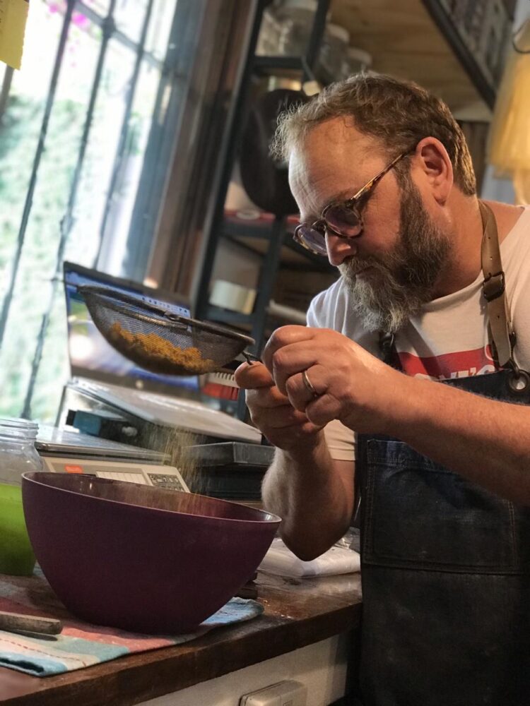 Sabores y saberes: Marcelo Cagnoli dejó el comercio exterior y, en busca de hacer lo que realmente lo hacía feliz, se convirtió en maestro de charcutería