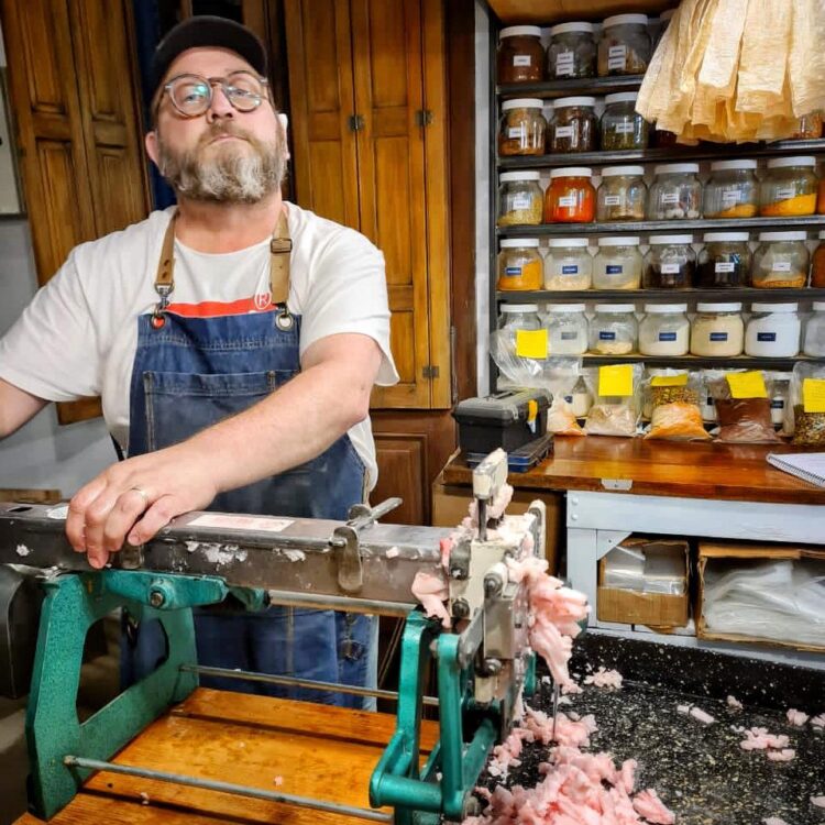 Sabores y saberes: Marcelo Cagnoli dejó el comercio exterior y, en busca de hacer lo que realmente lo hacía feliz, se convirtió en maestro de charcutería