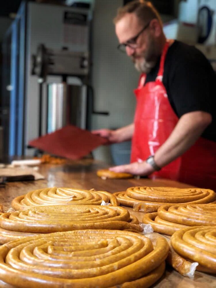 Sabores y saberes: Marcelo Cagnoli dejó el comercio exterior y, en busca de hacer lo que realmente lo hacía feliz, se convirtió en maestro de charcutería