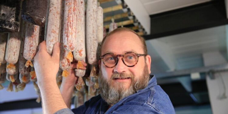 Sabores y saberes: Marcelo Cagnoli dejó el comercio exterior y, en busca de hacer lo que realmente lo hacía feliz, se convirtió en maestro de charcutería