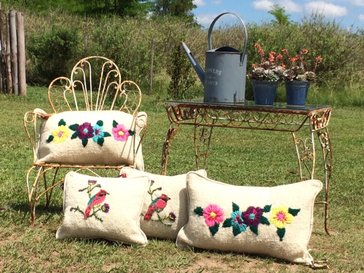 Mujeres que tejen en red: Verónica Torassa coordina un grupo de hiladoras que encontraron un oficio en el telar