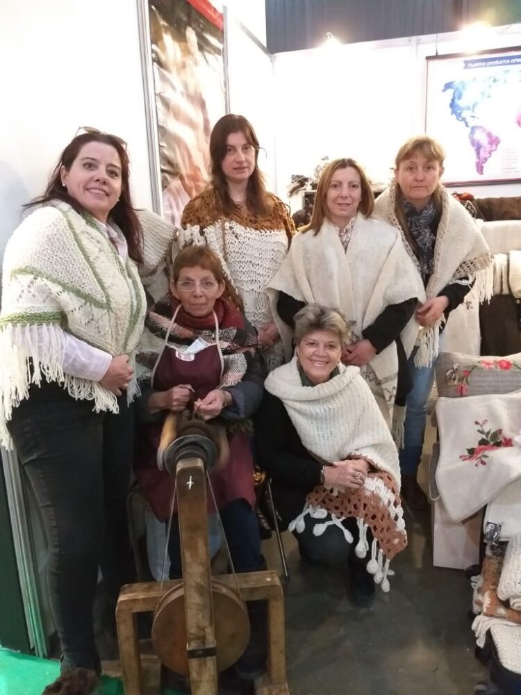 Mujeres que tejen en red: Verónica Torassa coordina un grupo de hiladoras que encontraron un oficio en el telar