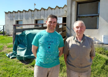 Darío Carello convenció a su padre de reabrir el tambo en Bunge y ahora la pelean codo a codo