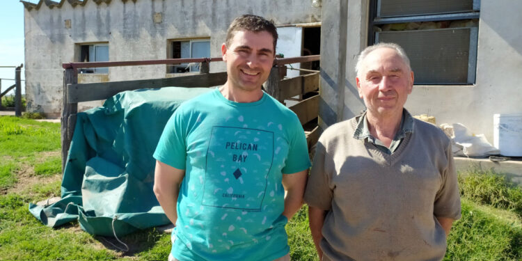 Darío Carello convenció a su padre de reabrir el tambo en Bunge y ahora la pelean codo a codo