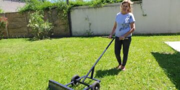 No solo se desperdicia agua lavando el auto: Alicia Otero, del INTA Villegas, recomienda usar un curioso rabasto con rueditas antes de manguerear las instalaciones del tambo