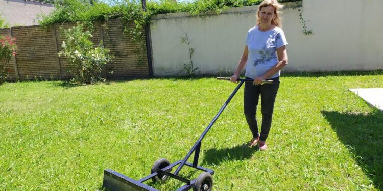 No solo se desperdicia agua lavando el auto: Alicia Otero, del INTA Villegas, recomienda usar un curioso rabasto con rueditas antes de manguerear las instalaciones del tambo