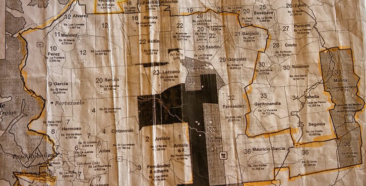 Estrenan una película que retrata la silenciosa puja entre filántropos millonarios y productores tradicionales en el extremo sur del país