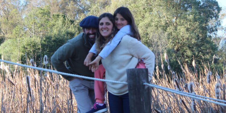 Elizabeth vive en un campo de Uruguay y se siente dichosa: “Estoy orgullosa de haber roto con el prejuicio de que criar un hijo en el campo es coartarlo”