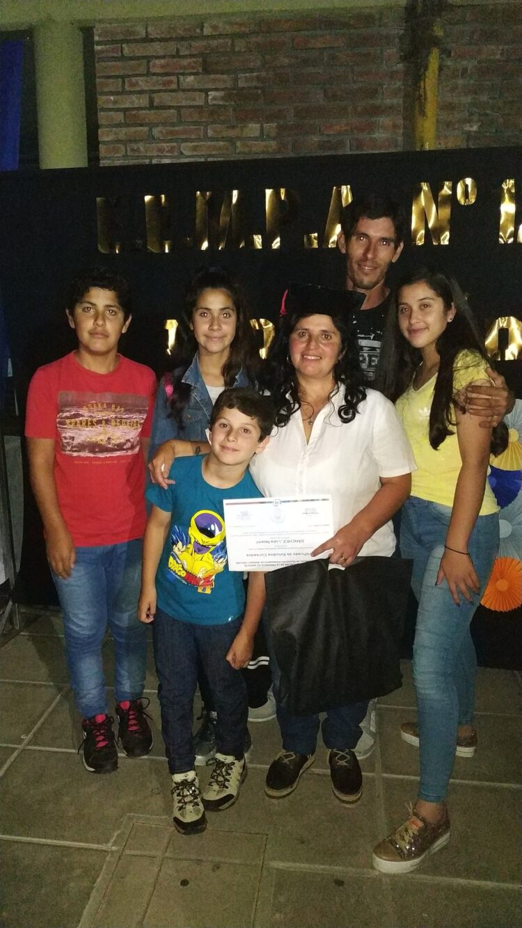 Ejemplo de superación, Lidia Sánchez trabaja en el tambo mientras estudia una tecnicatura: “Campo, vacas, terneros y mis hijos. Este es mi mundo”