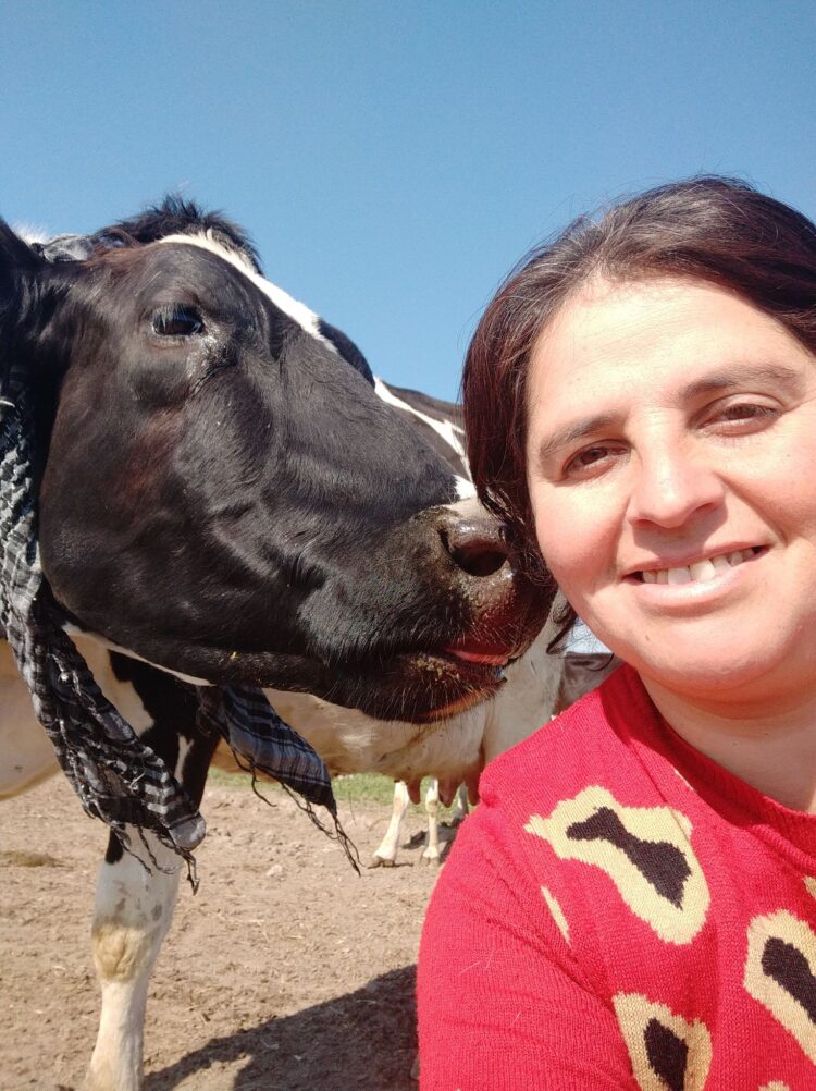 Ejemplo de superación, Lidia Sánchez trabaja en el tambo mientras estudia una tecnicatura: “Campo, vacas, terneros y mis hijos. Este es mi mundo”