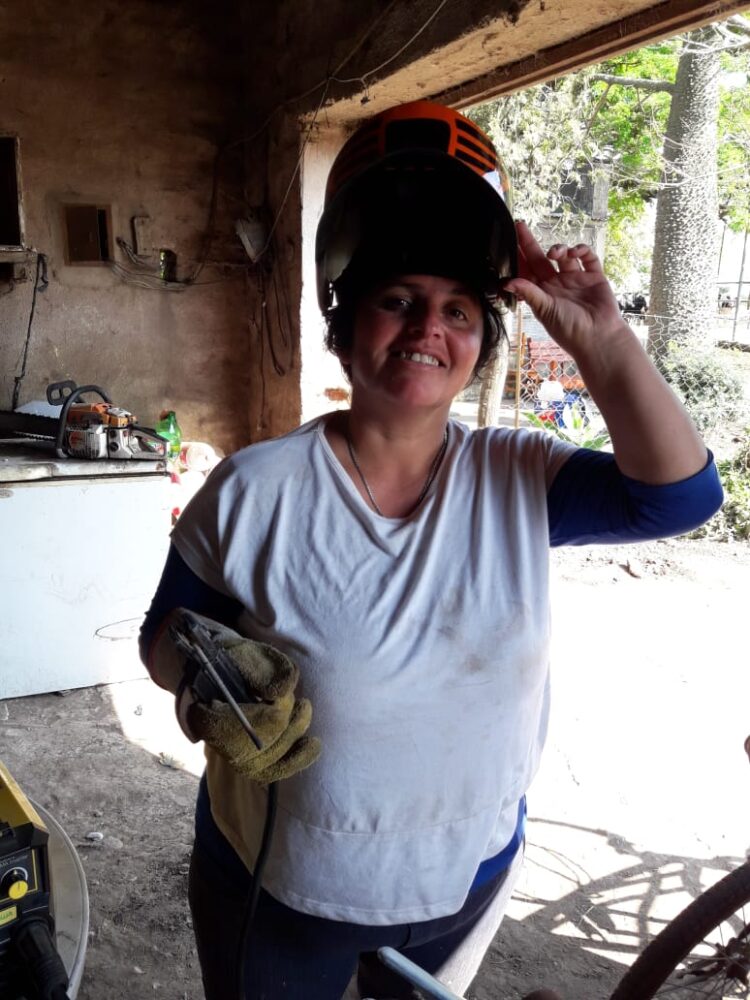 Ejemplo de superación, Lidia Sánchez trabaja en el tambo mientras estudia una tecnicatura: “Campo, vacas, terneros y mis hijos. Este es mi mundo”