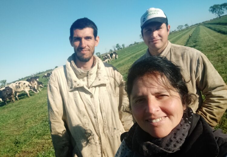 Ejemplo de superación, Lidia Sánchez trabaja en el tambo mientras estudia una tecnicatura: “Campo, vacas, terneros y mis hijos. Este es mi mundo”